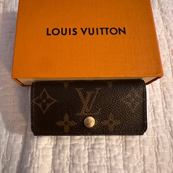 Louis Vuitton four key holder - Picture 4 of 7